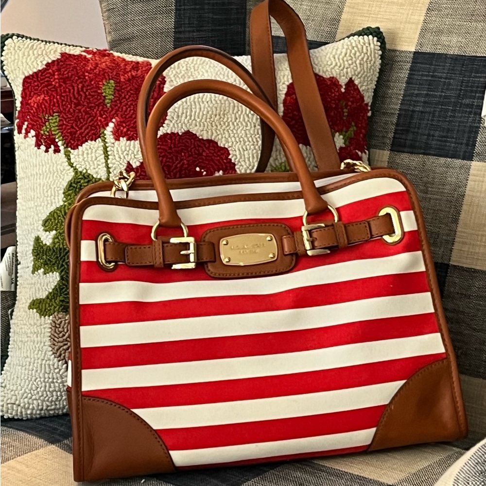 Michael Kors satchel with leather arm handle. Very cute and ready for the beach!